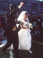 Em 1998, Galvão Bueno narrou um casamento antes de um jogo do Brasil 