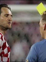 Em 2006, um zagueiro croata levou três cartões amarelos em partida desastrosa de&nbsp;árbitro
