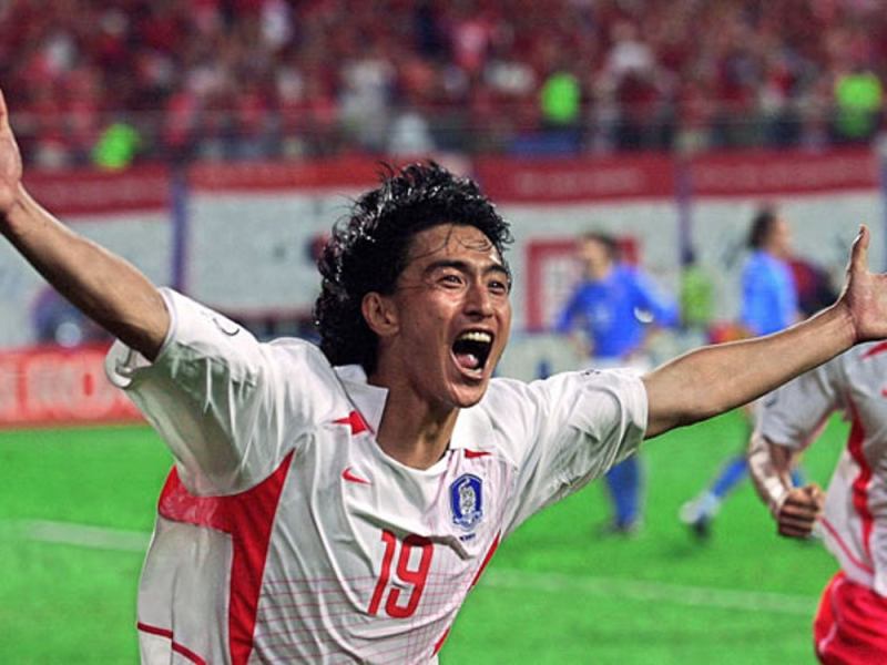 O sul-coreano Ahn Jung-Hwan acabou demitido do seu time após eliminar a Itália em&nbsp;2002