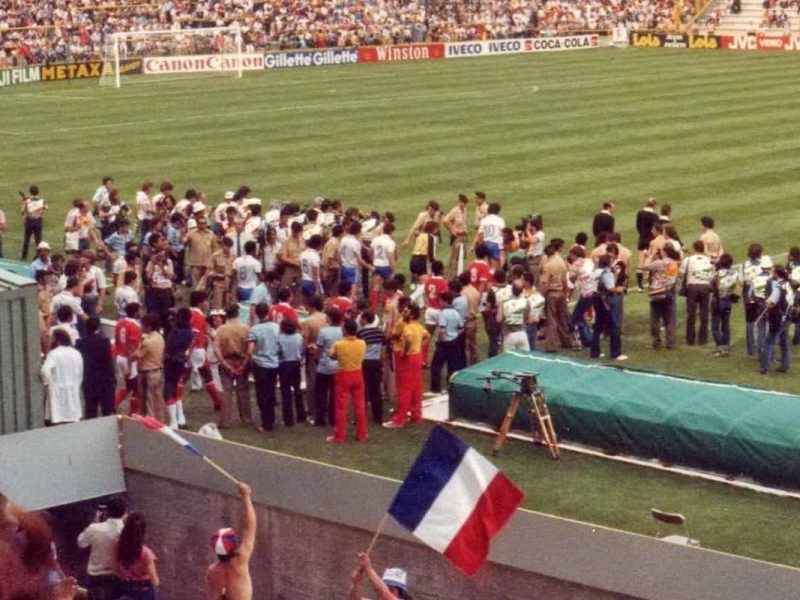 Sheik do Kuwait invade e paralisa jogo da Copa de 1982 para reclamar da&nbsp;arbitragem