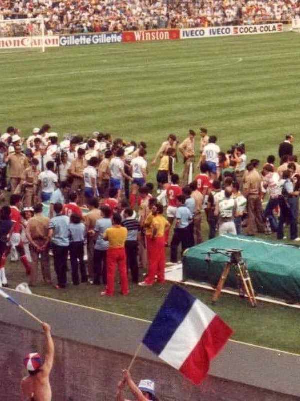 Sheik do Kuwait invade e paralisa jogo da Copa de 1982 para reclamar da&nbsp;arbitragem