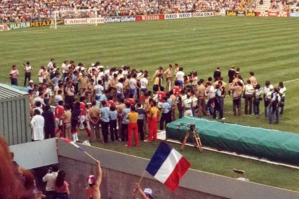 Sheik do Kuwait invade e paralisa jogo da Copa de 1982 para reclamar da arbitragem